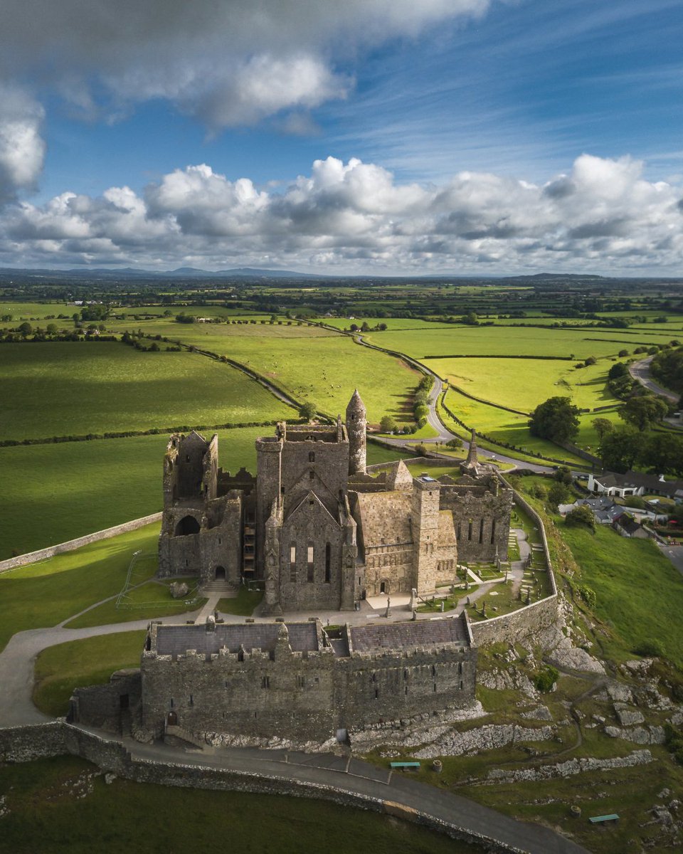 LoveIreland3's tweet photo. The ancient royal site "Rock of Cashel" surrounded by the greenery of beautiful Ireland https://t.co/IPlXDXuzJb