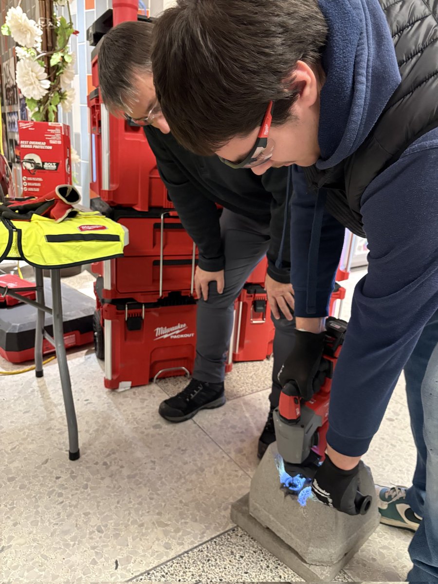 Le CCSG a organisé deux journées dédiées à la découverte des métiers. Des élèves ont pu visiter les installations de Lamarche Electric. L'autre journée a été animée par l’équipe de Milwaukee qui a présenté une vaste gamme d’outils et ont offert l’occasion de les manipuler.