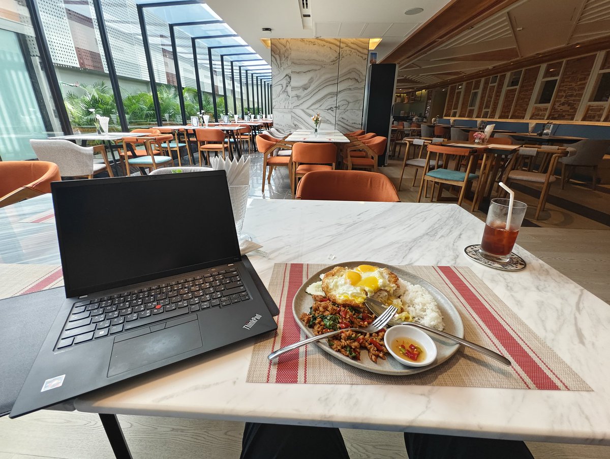 artemisabkk's tweet photo. Work is always better this way https://t.co/N6lMESALJj