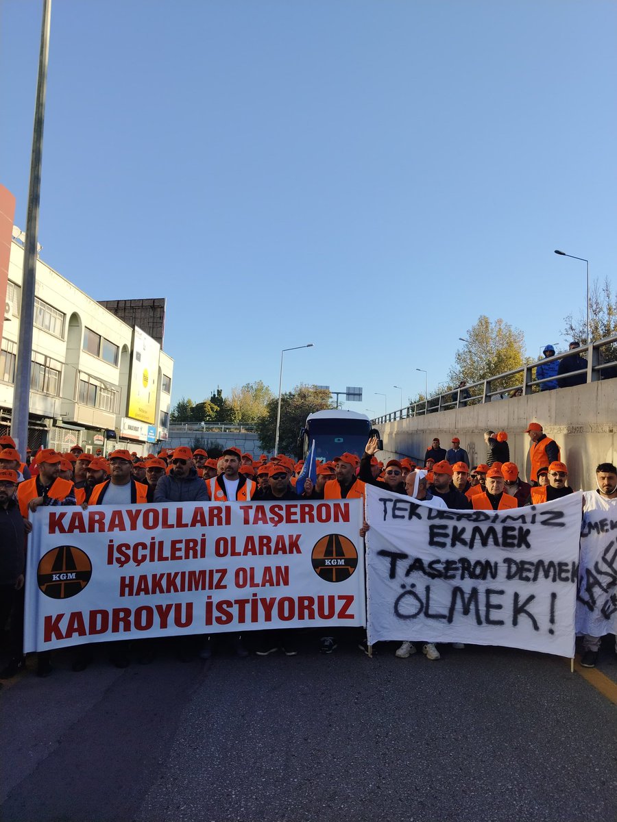 KARAYOLLARI TAŞERON İŞÇİLERİ PLATFORMU (@mstfkck005) on Twitter photo BİZLER YİLLARDİR KARAYOLLARİNDA YOL BAKİM ONARİM İSİ YAPAN TAŞERON İSCİLERİYİZ SECİMDEN ONCE SOZLER VERİLDİ AMA HİC BİR ŞEKİLDE YERİNE GELMEDİ SOZLERİN YERİNE GELMESİNİ TALEP EDİYORUZ
SON SOZ OLARAK TEK DERDİMİZ EKMEKTİR TAŞERON DEMEK ÖLMEKTİR!!! <a href="/osman_girgin/">Osman Girgin</a> #GüneBaşlarken BİZLER YİLLARDİR KARAYOLLARİNDA YOL BAKİM ONARİM İSİ YAPAN TAŞERON İSCİLERİYİZ SECİMDEN ONCE SOZLER VERİLDİ AMA HİC BİR ŞEKİLDE YERİNE GELMEDİ SOZLERİN YERİNE GELMESİNİ TALEP EDİYORUZ
SON SOZ OLARAK TEK DERDİMİZ EKMEKTİR TAŞERON DEMEK ÖLMEKTİR!!! <a href="/osman_girgin/">Osman Girgin</a> #GüneBaşlarken