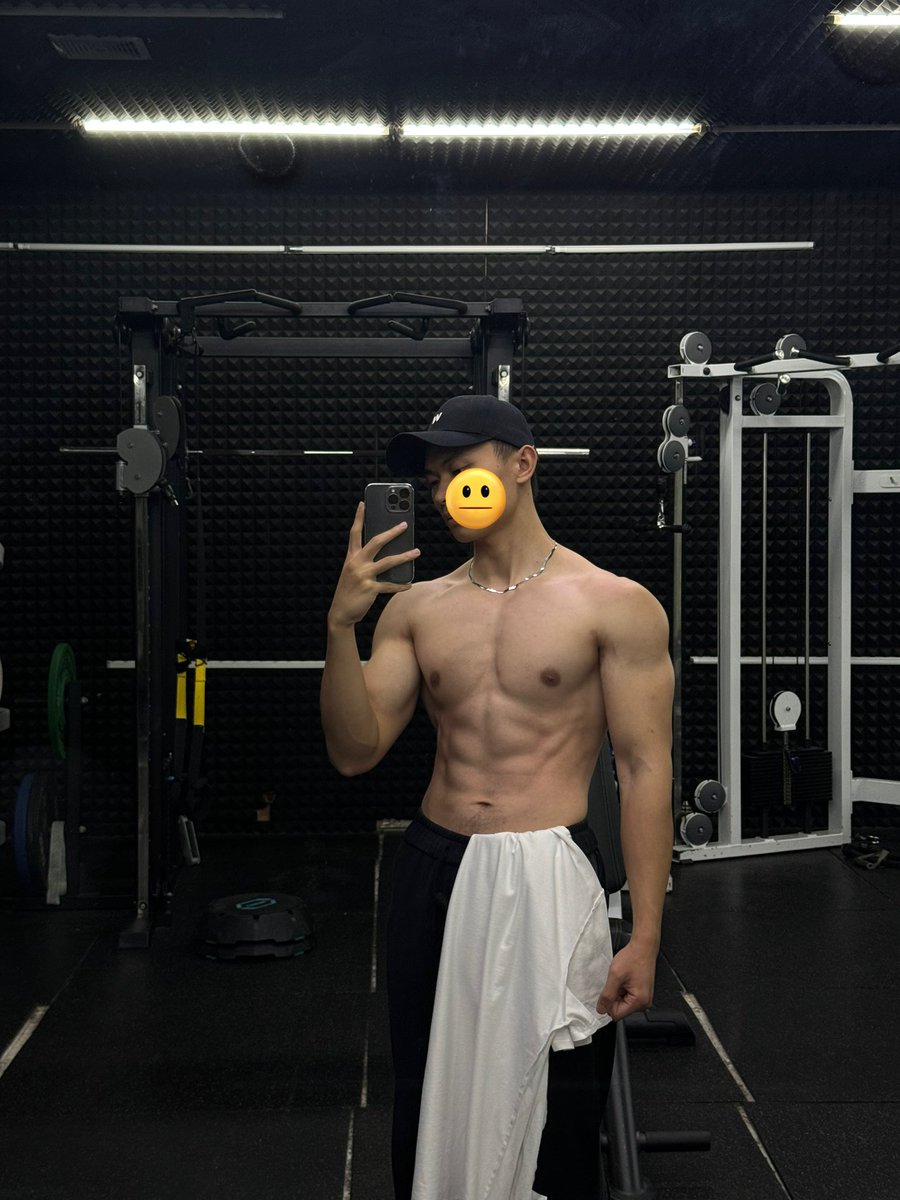 三天没健身了，哑铃握的比掐你脖子还紧