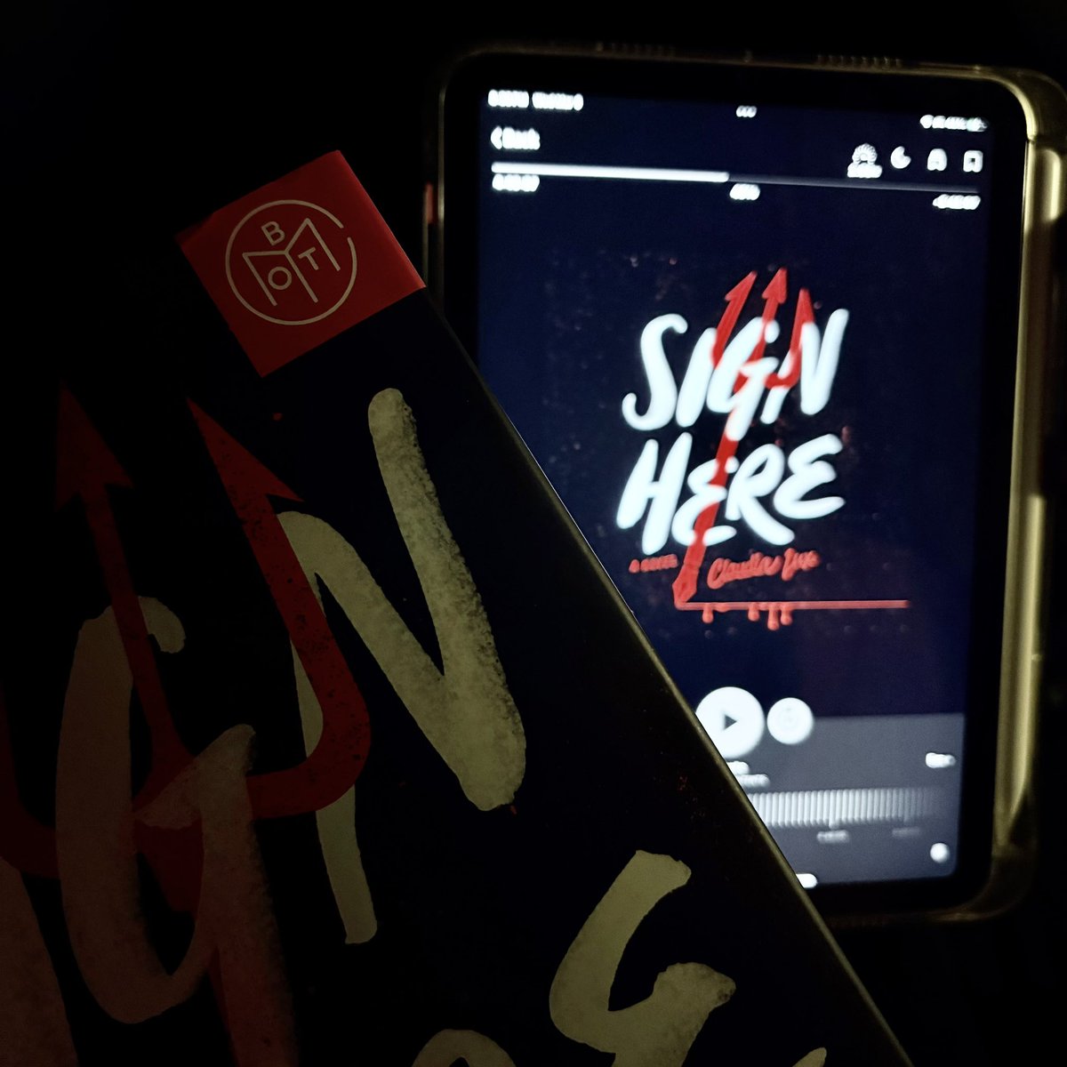 JohnnyMXIX's tweet image. Immersive reading? Yes, please! 🎧📖 If you're not doing it, you're missing out! Sign Here by Claudia Lux is my current read and it was fantastic. Got the physical copy from @bookofthemonth (love their picks!), and then jumped into the audiobook on Libby. mybotm.com/2g8hh22n35