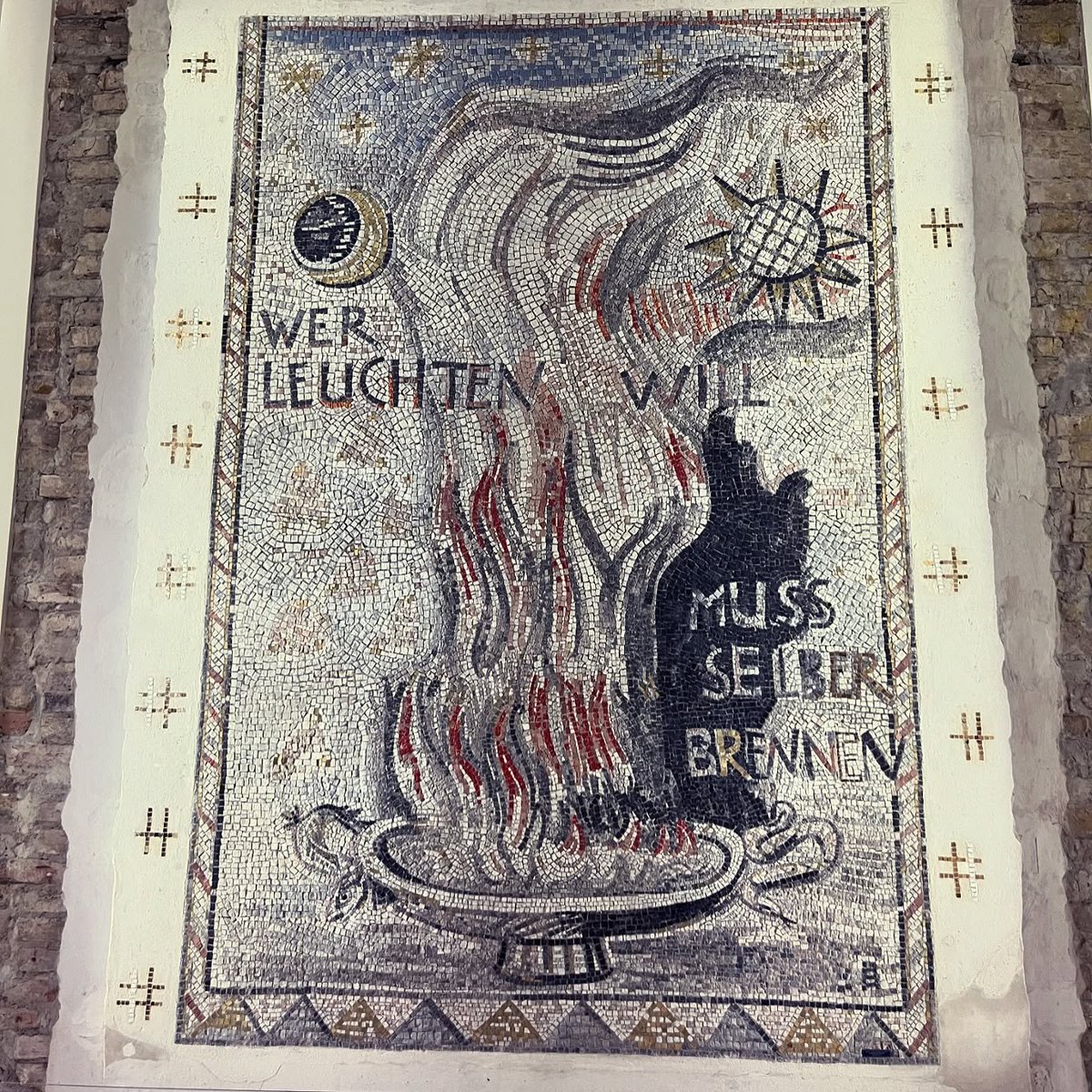 .

"Parlamak istiyorsan yanmak zorundasın"
"Wer leuchten will, muss selber brennen"

(tasarım: Charles Crodel, mozaik uygulama: Elisabeth Jeske), 1950/51

.