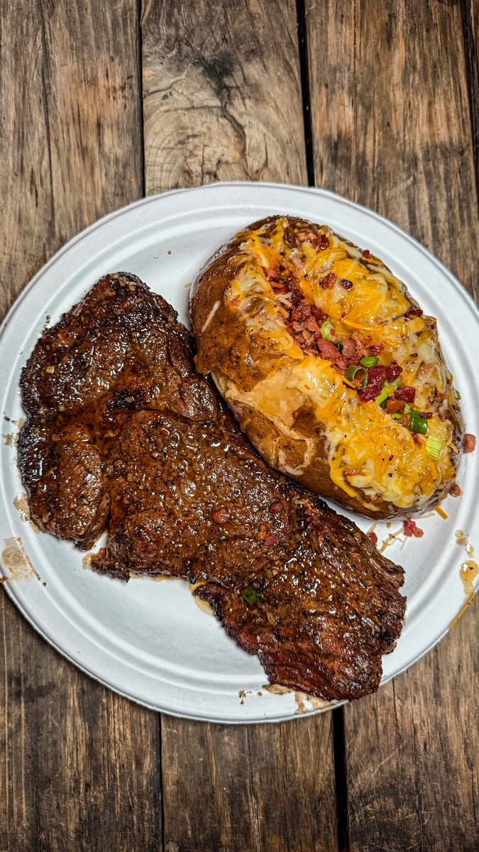 A veces solo necesitas una papa asada y un ribeye.