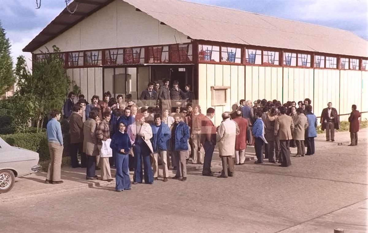 📷Trabajadores de las cafeterías del aeropuerto de #Madrid - #Barajas en huelga celebrando una asamblea en el interior de la parroquia Nuestra Señora de Loreto, de la Colonia de Iberia o de Loreto en Barajas

🗓️2 de diciembre 1976

ℹ️<a href="/EFELafototeca/">EFE LaFototeca</a>

🎨Coloreada

#MemoriaDeBarajas