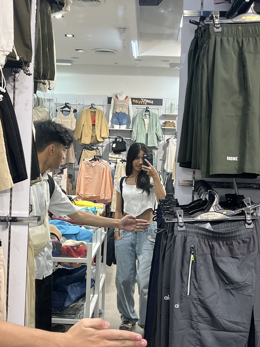 AviniDeborah's tweet photo. May bantay ako WHAHAHAH https://t.co/yjAgsTMM9J