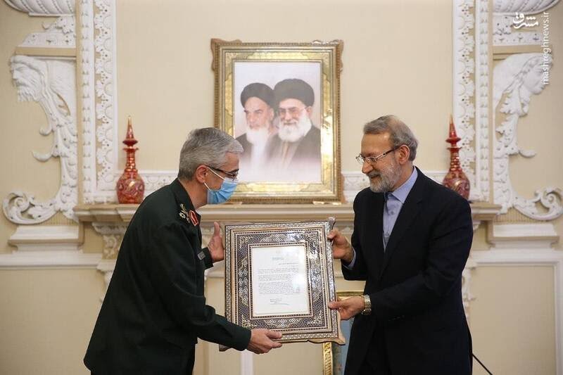 داشتم آرشیو عکس هام رو نگاه میکردم!
عکس های دیدار فرماندهان نظامی با لاریجانی، یکسال قبل از انتخابات ۱۴۰۰ که زمزمه کاندیداتوری لاریجانی بود رو دیدم!

منتشر شده توسط خبرگزاری مشرق!!

لحظاتی رو عکس گرفتن که سپاه رو نوکر لاریجانی نشون بدن!
و امسال قالیباف!
mashreghnews.ir/photo/1076728/…