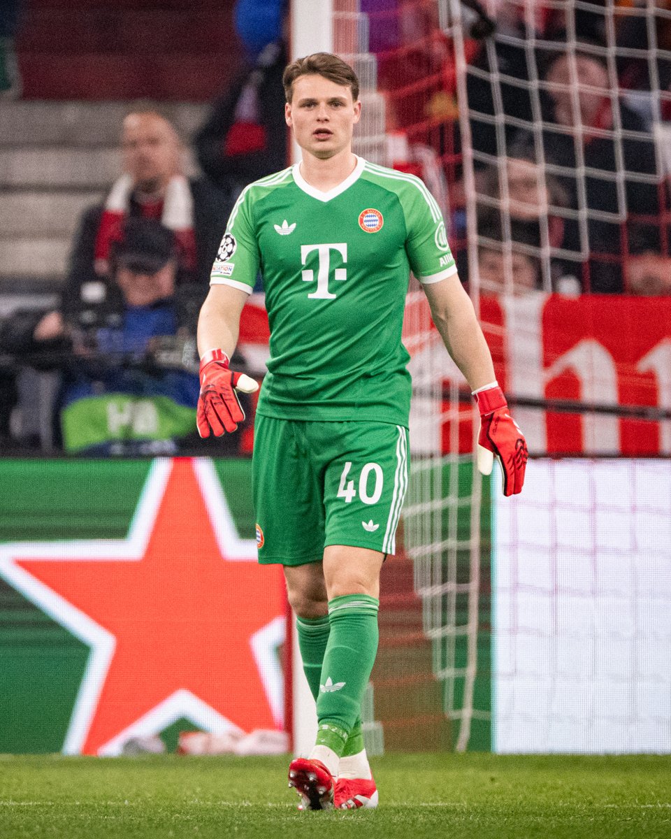 FCBayern's tweet photo. ✨ 𝑫𝑬𝑩𝑼𝑻 𝑩𝑶𝒀 ✨

Herzlichen Glückwunsch zu deinem ersten #FCBayern-Einsatz, Jonas ❤️🤍

#MiaSanMia #FCBB04 https://t.co/jAyNR3BNy5