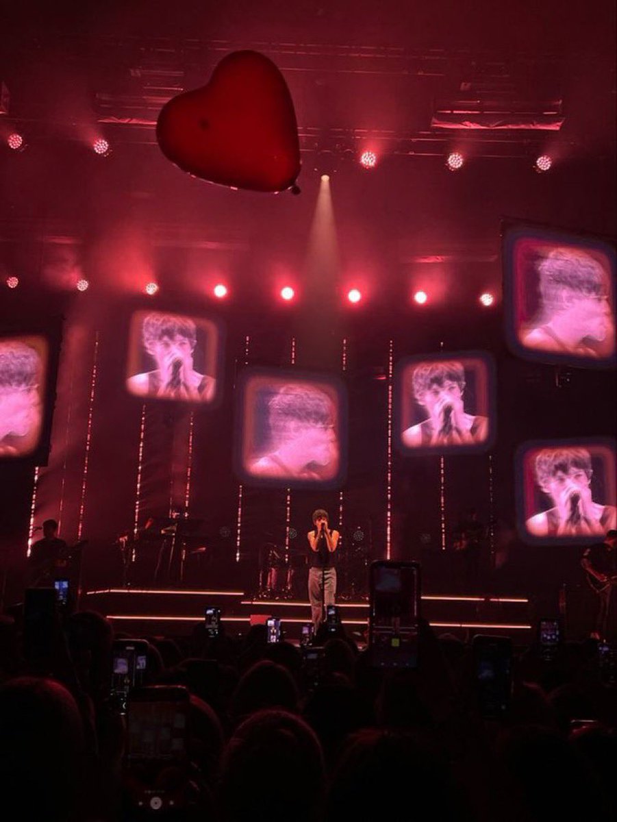 t91loupics's tweet photo. happy first louis concert of the year ꪆৎ https://t.co/6ewoD5Brfv