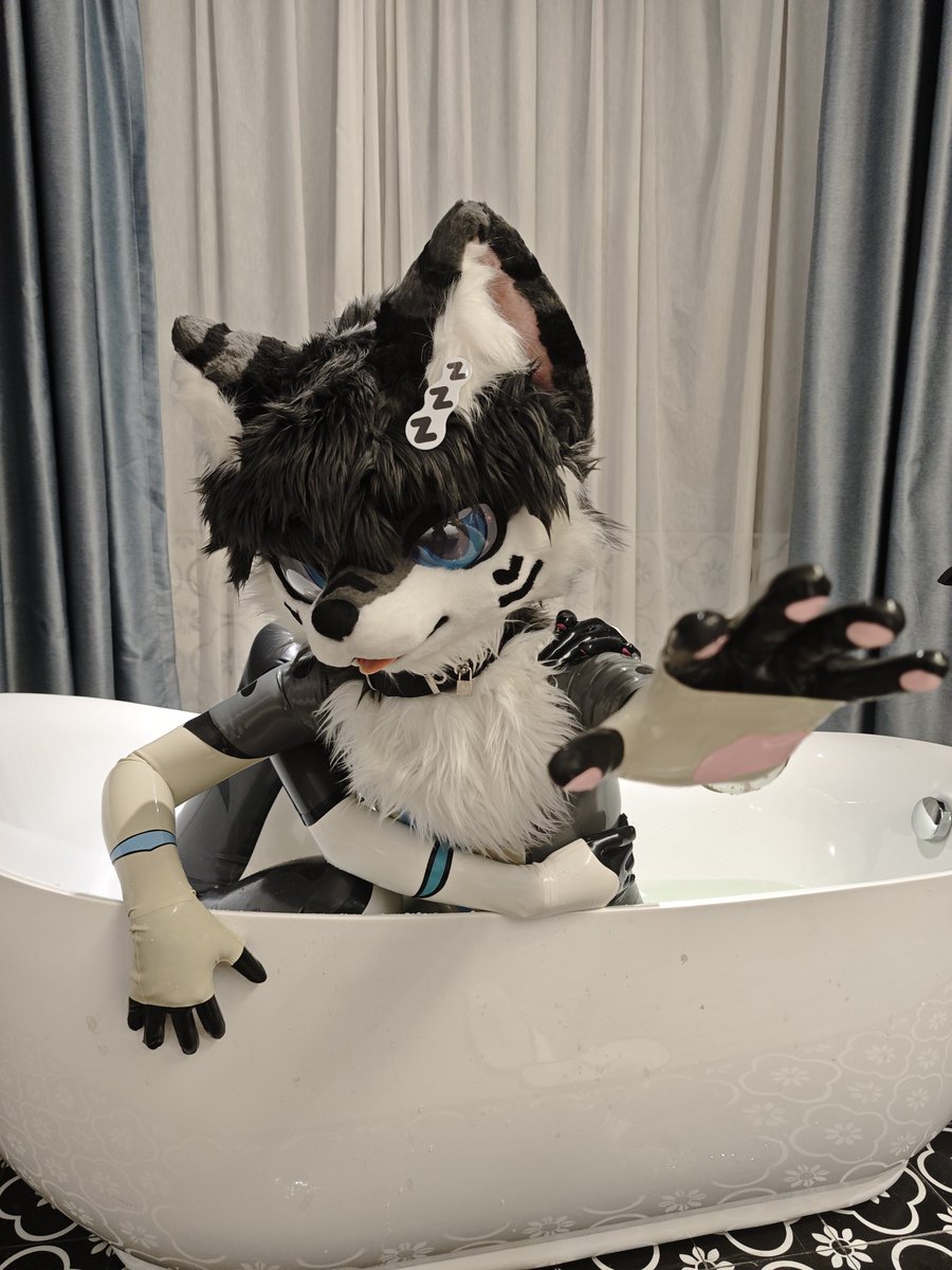 不小心被tf，然后跑不掉了😖
👕&amp;🐆： <a href="/CV16DUCA/">DDDDUUUUUCCCCCAAAAA</a> 
📷： <a href="/UdonO_uO_/">UDon_爱吃乌冬</a> 
#fursuit #latexfur #furry