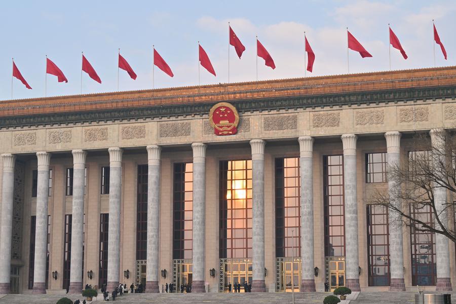 Las "dos sesiones" anuales del máximo órgano legislativo y del máximo órgano asesor político de China, son un ejemplo de cómo el país pone al pueblo en el centro del desarrollo económico y social, afirmó el académico argentino Marcelo Rodríguez xhtxs.cn/1GL