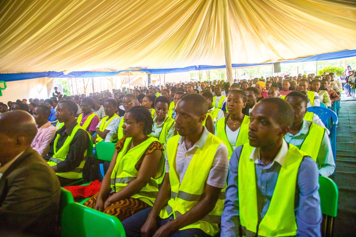 Kayonza District (@kayonzadistrict) on Twitter photo Urubyiruko rwiga muri Kaminuza yâu Rwanda Koleji yâUburezi ya Rukara <a href="/UR_CoE/">UR-CE Rwanda</a> kandi rwaganirijwe ku buryo bwo guhangana n'ibibazo bibugarije mu kinyejana cya 21, banerekwa amahirwe bashyiriweho nâIgihugu babyaza umusaruro. Urubyiruko rwiga muri Kaminuza yâu Rwanda Koleji yâUburezi ya Rukara <a href="/UR_CoE/">UR-CE Rwanda</a> kandi rwaganirijwe ku buryo bwo guhangana n'ibibazo bibugarije mu kinyejana cya 21, banerekwa amahirwe bashyiriweho nâIgihugu babyaza umusaruro.