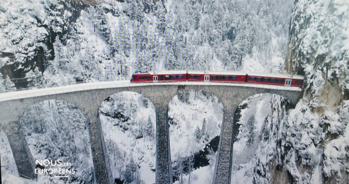Elga Marzou (@elgamarzou) on Twitter photo Et si on parlait des trains qui arrivent à l’heure ?
🇨🇭La Suisse possède le réseau ferré le plus dense au monde et une ponctualité record.
La loi impose que tout territoire de +100 hab soit desservi toutes les heures par un transport public.
Ce soir <a href="/NLE_FTV/">Nous, les Européens</a> <a href="/eleonoregay/">Eléonore Gay</a> Et si on parlait des trains qui arrivent à l’heure ?
🇨🇭La Suisse possède le réseau ferré le plus dense au monde et une ponctualité record.
La loi impose que tout territoire de +100 hab soit desservi toutes les heures par un transport public.
Ce soir <a href="/NLE_FTV/">Nous, les Européens</a> <a href="/eleonoregay/">Eléonore Gay</a>