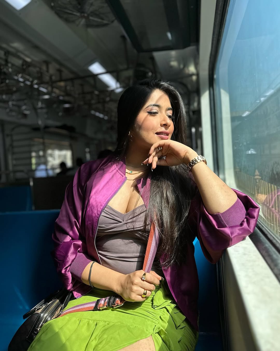 GlVmkFua4AEdrXh?format=jpg&name=large