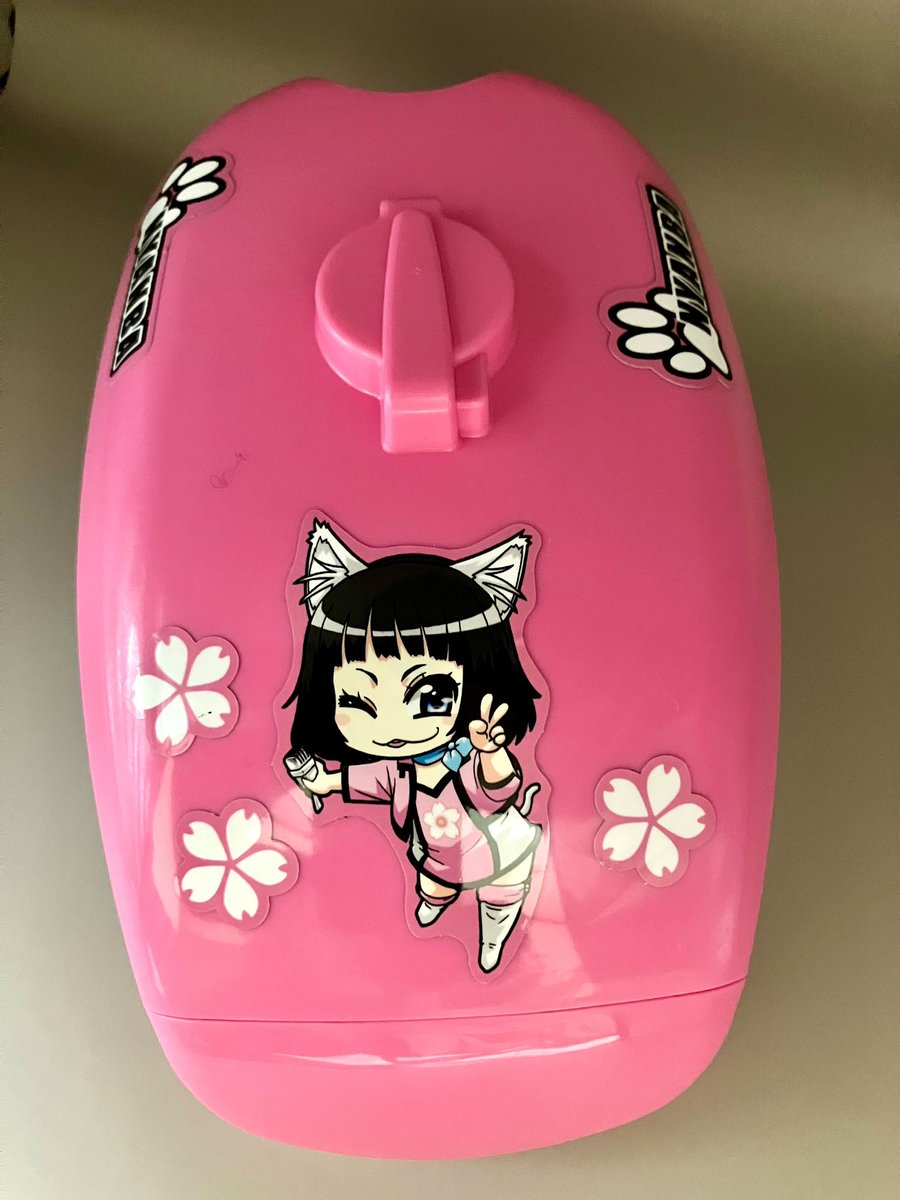 nyanba_youka's tweet photo. 【お知らせ】の続き②

今週末3/9(日)一日限定の #バイク弁当 さんとのコラボ「#にゃんば弁当 桜バージョン」完成です🌸✨

春らしいピンクのお弁当箱に、いつもイラスト描いて頂いている #蒔野康弘 先生のイラストをメインに、サイドにはシマシマにゃんこのしっぽをデザイン🐾

可愛くできました🐈‍⬛🌸 https://t.co/4EfPJSfLu6