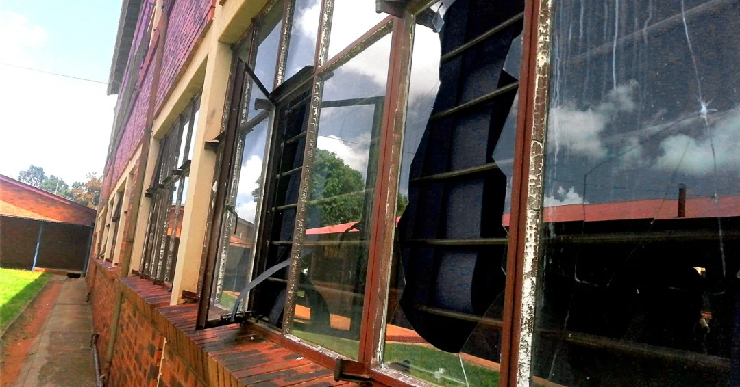 SCHOOL SHORTAGE CRISIS: GAUTENG LEARNERS PAY THE PRICE! 
Gauteng’s schooling system is under severe pressure as delays in school construction force existing schools to operate beyond capacity. 
#DA_GPL #EducationCrisis 

Read more: dailymaverick.co.za/article/2025-0…