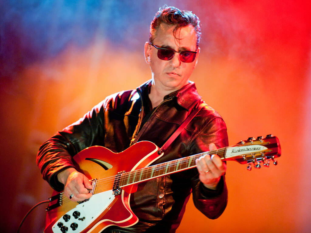 Para celebrar sus 20 años, el gran RICHARD HAWLEY publica una edición ampliada de "Cole's Corner", con caras B, versiones acústicas, algún directo hecho en su ciudad (Sheffield). Naturalmente, se incluye su canción de amor más monumental, aquella The Ocean youtu.be/wkARpcjxZSI?si