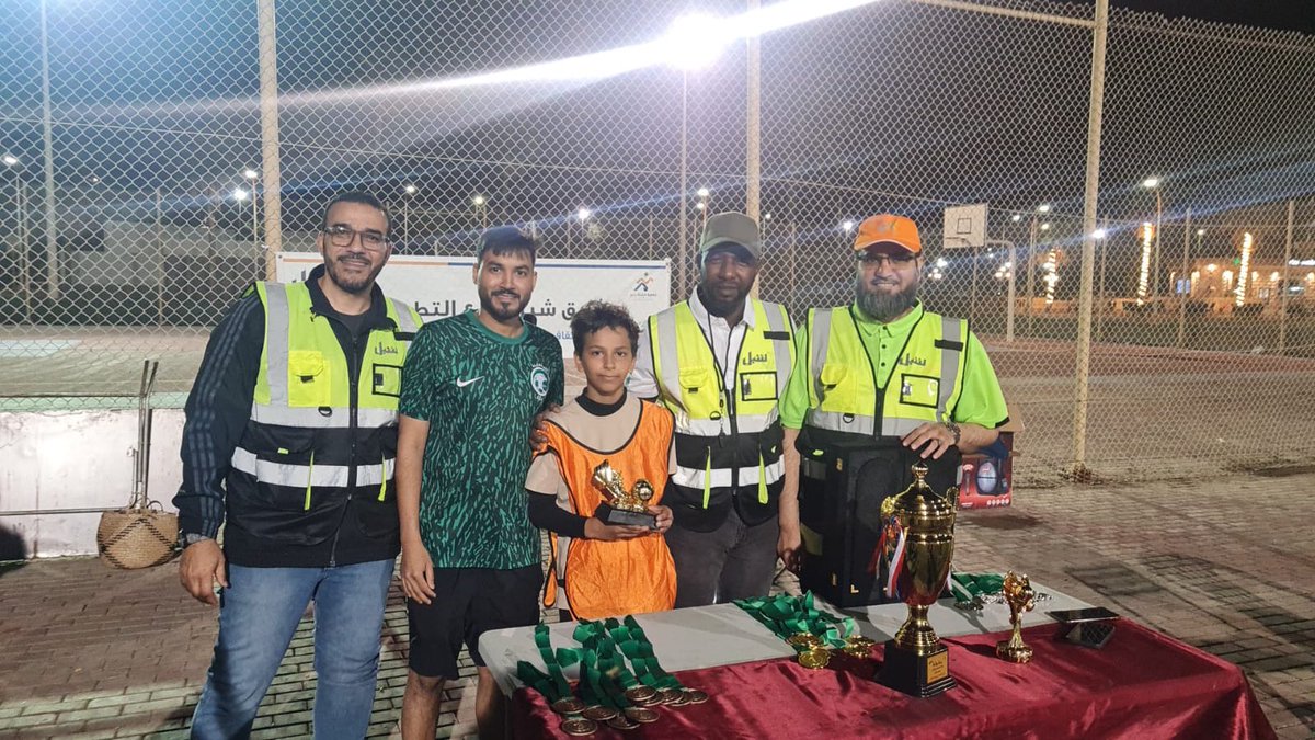 تم مساء الخامس من #رمضان اقامة
الافطار الجماعي ل <a href="/mushatyanbu_org/">جمعية مشاة ينبع</a> و <a href="/Shebelyanbu/">فريق شبل ينبع التطوعي</a> 
وقد حضر عدد من اعضاء الجمعية والاشبال و اقيم دوري لكرة القدم للاشبال وتسليم الجوائز للفرق
وتكريم الاستاذ عبد الحميد روشن رحمه الله وذلك بحضور ابنائه البطولة وتم تسليمهم الدرع التذكاري في ليلة الوفاء