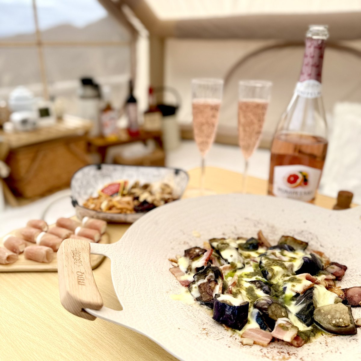 今日は旦那様のBirthday Camp🎂🏕️

【本日のおつまみ】
茄子とベーコンとチーズのバジルソースがけ🍆🥓
生ハム＆クリームチーズ🧀
ドライフルーツ＆ナッツ🥜
ローストビーフサラダ
で乾杯🥂