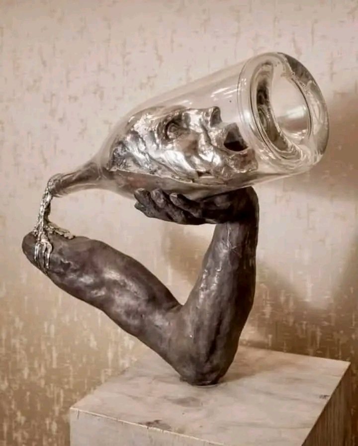 PharrellEsono's tweet photo. “Primero el hombre toma la bebida, luego la bebida toma al hombre". La escultura fue creada por Thomás Lerooy basándose en un viejo dicho irlandés.
Revela la lucha humana que tiene el hombre con el alcoholismo y los efectos devastadores que esto desencadena. https://t.co/KFyGPyIy0c