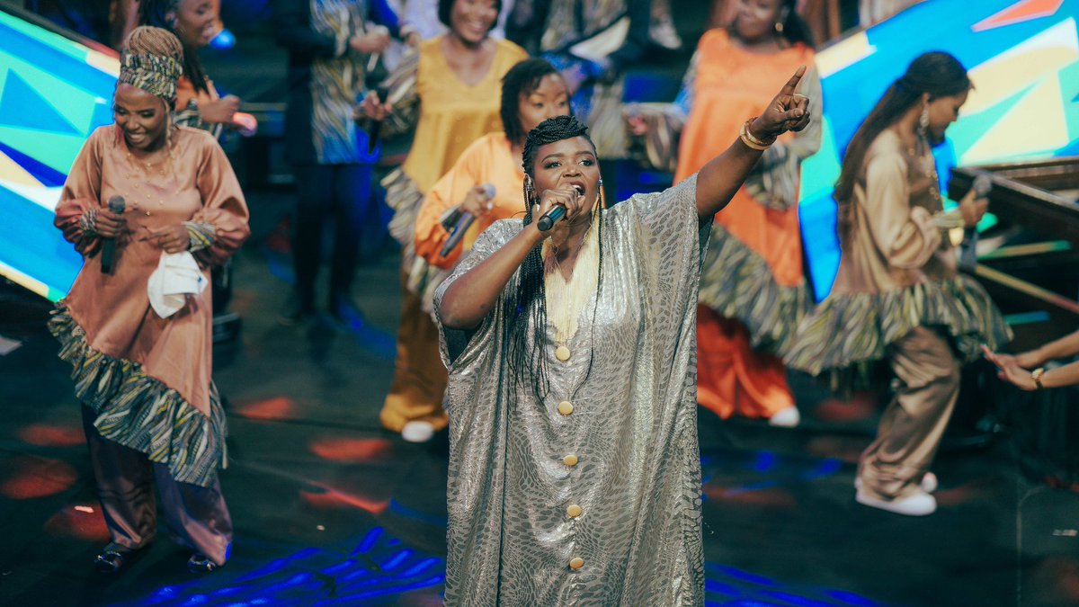 Moyo wangu nauegemeza kwako
Na macho yangu nakuinulia tena
Uhai wangu nimeuachilia kwako Baba
Wastahili nakusalimu nakusalimu
 
#Utukuzwe
#HuruLiveRecording