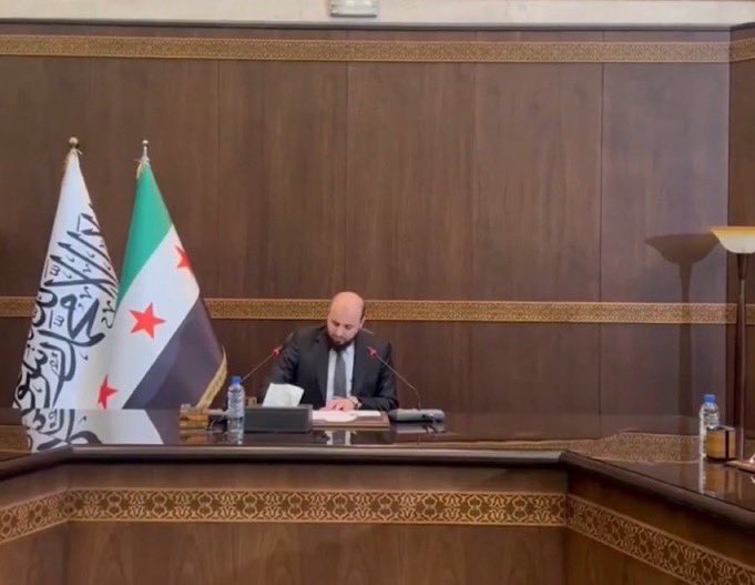 كان خطأ إزالة راية التوحيد من جانب العلم السوري، خطأ فادح شاركت به وأعتذر. وأتمنى أن تعيد الحكومة رفع راية التوحيد في الأماكن الرسمية ومؤسسات الدولة.