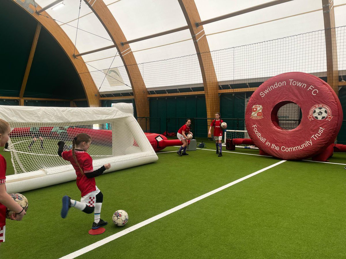 HeadleyParkPrim's tweet photo. What a brilliant opportunity for our #TeamHP children today, representing @bristolcitywfc in the PL Stars Southern Finals π
A huge thanks to @EducationRobins for their organisation and @STFCfoundation for hosting! π
Here they are with the @premierleague trophy π π https://t.co/DMPr2NNbOS