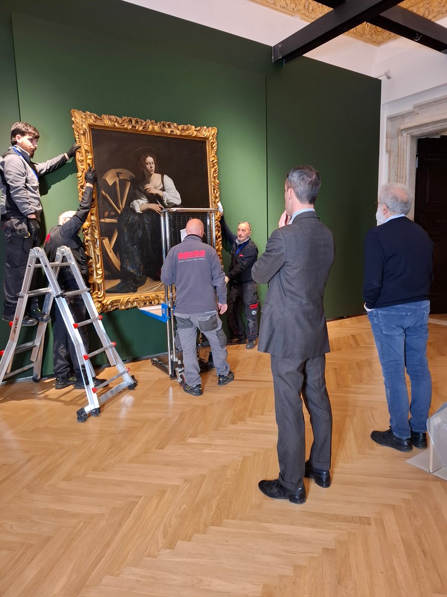 Así de espectacular ha quedado "Santa Catalina" en la exposición #Caravaggio2025 del <a href="/BarberiniCorsin/">Gallerie Nazionali Barberini Corsini</a> en #Roma.
Os mostramos algunos momentos del estudio por parte de los restauradores a su llegada y del proceso de montaje.
¡Una gran expectación y acogida!
Sigue el hilo.