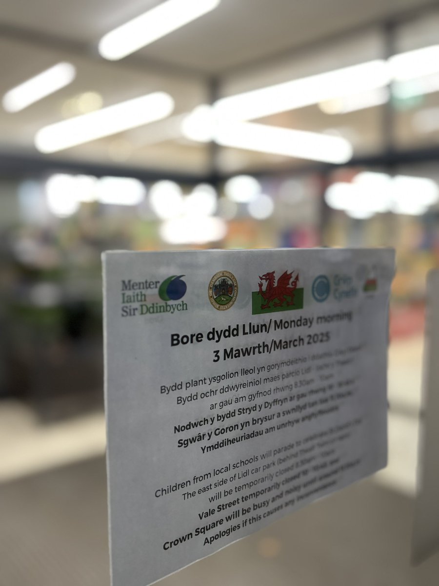 Diolch <a href="/LidlGB/">@LidlGB</a> am eich cefnogaeth eto eleni wrth i bron i 700 ymgynnull acw ar gyfer gorymdaith #DyddGwylDewi #Dinbych 
👏 Lidl #Denbigh for supporting the #StDavidsDay parade again this year, where almost 700 assembled at your car park to start their parade. 
🏴󠁧󠁢󠁷󠁬󠁳󠁿