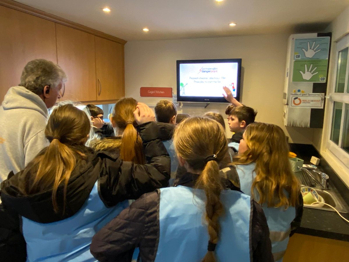 Great to see pupils from <a href="/ysgolbryncoch/">Ysgol Bryn Coch</a> in Mold engaging brilliantly during their tour today. Here is Gareth's group learning about kitchen safety, including vital messages about boiler safety, carbon monoxide &amp; the importance of having an alarm <a href="/WWUtilities/">Wales&West Utilities</a> <a href="/PostcodeLottery/">Postcode Lottery</a>