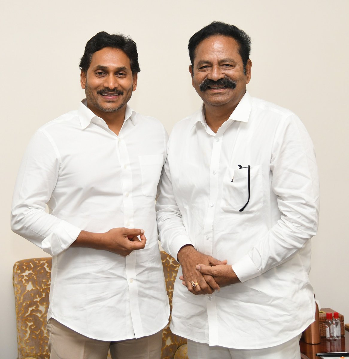 Bolla Brahmanaidu (@iambrahmanaidu) on Twitter photo వైయస్ఆర్ కాంగ్రెస్ పార్టీ అధినేత, మాజీ ముఖ్యమంత్రి వర్యులు శ్రీ <a href="/ysjagan/">YS Jagan Mohan Reddy</a> గారిని తాడేపల్లిలోని వారి నివాసంలో మర్యాదపూర్వకంగా కలవడం జరిగింది.
#BollaBrahmanaidu #VinukondaYSRCP #vinukondaexmlabolla #PalnaduPolitics #PalnaduDistrict #YSRCongressParty వైయస్ఆర్ కాంగ్రెస్ పార్టీ అధినేత, మాజీ ముఖ్యమంత్రి వర్యులు శ్రీ <a href="/ysjagan/">YS Jagan Mohan Reddy</a> గారిని తాడేపల్లిలోని వారి నివాసంలో మర్యాదపూర్వకంగా కలవడం జరిగింది.
#BollaBrahmanaidu #VinukondaYSRCP #vinukondaexmlabolla #PalnaduPolitics #PalnaduDistrict #YSRCongressParty
