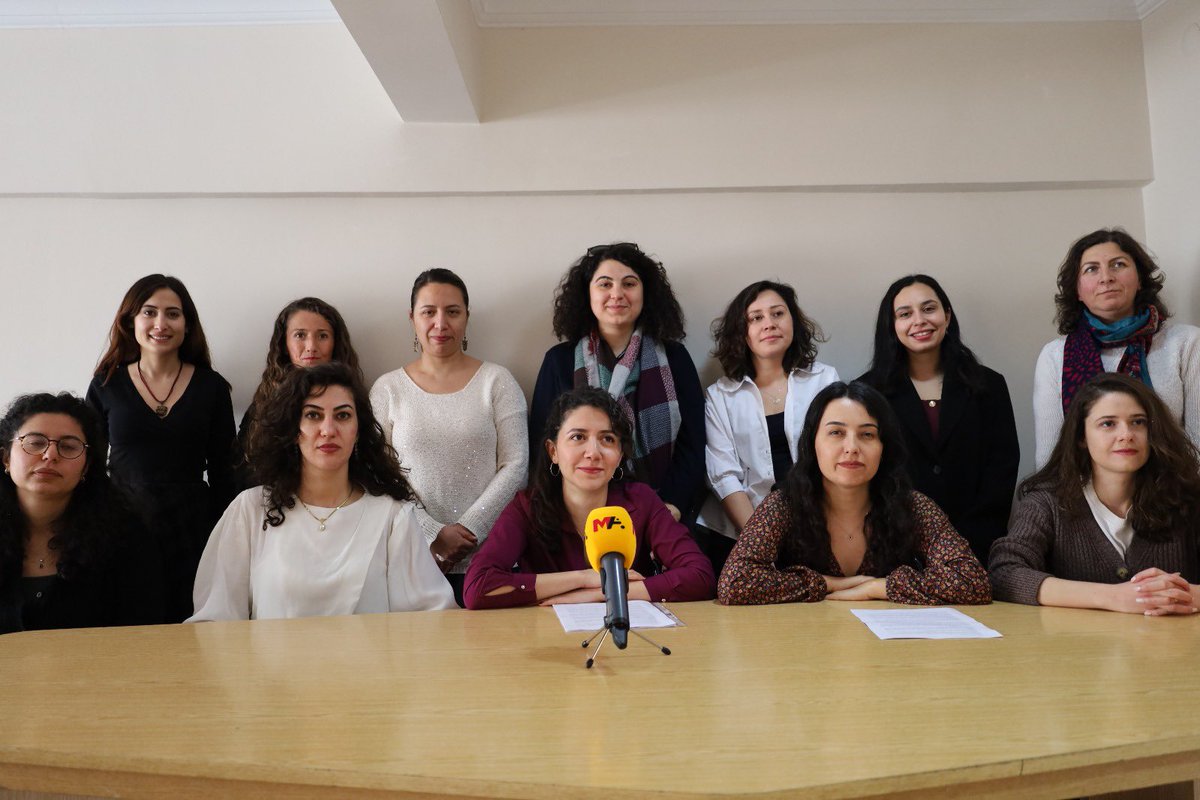 8 Mart basın toplantımızı gerçekleştirdik.💜🌈

Bu yıl da her yıl olduğu gibi önce sokaklarda, sonra da mesleğimizi icra ettiğimiz her alanda direnmeye devam edeceğiz. 8 Mart, emeğimiz, bedenimiz ve kimliğimiz üzerindeki tahakkümü reddettiğimiz gündür!
