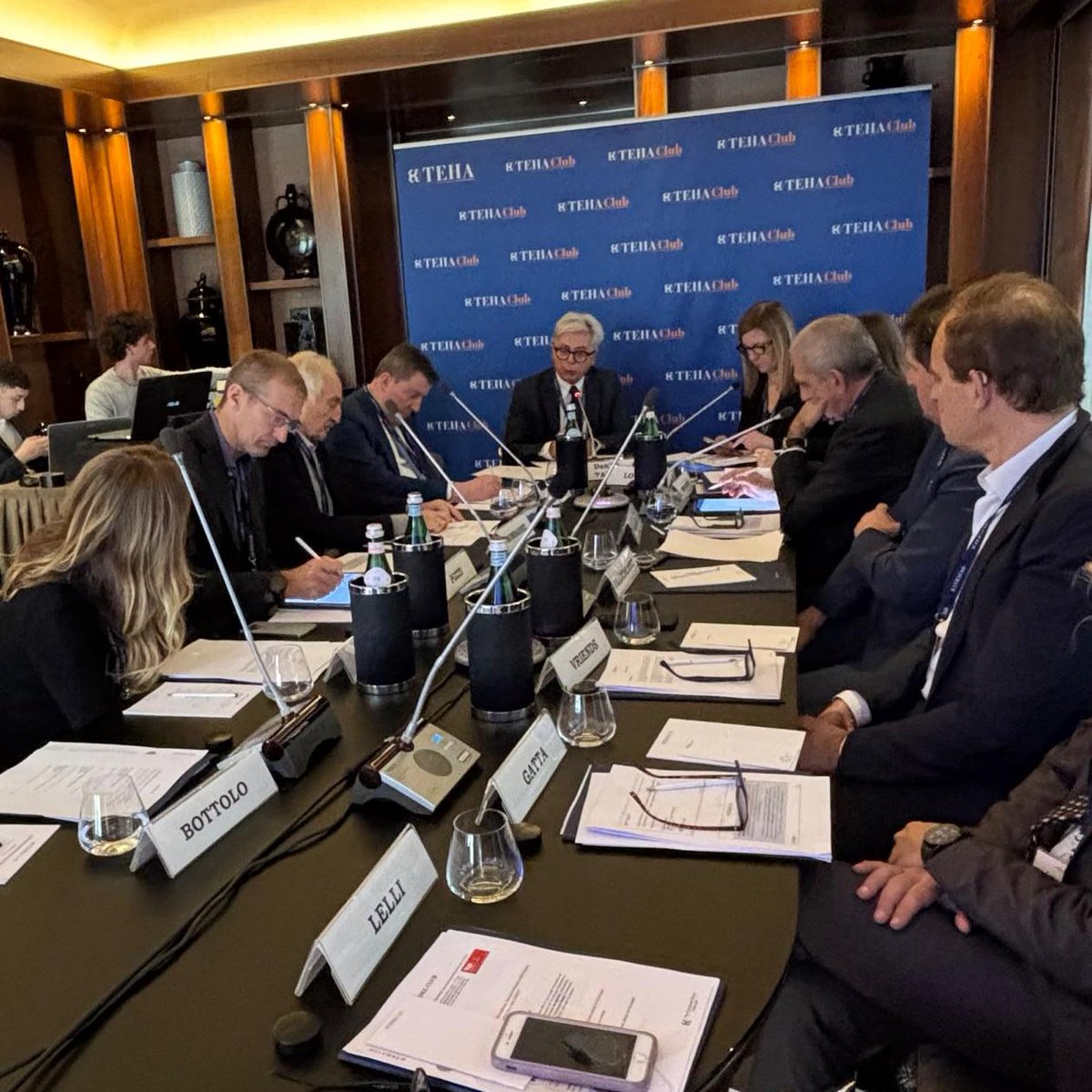 Prime riflessioni sulle implicazioni e i rischi della nuova politica commerciale USA per il Made in Italy nello scenario globale. Oggi il #TEHAClub ha iniziato il primo di una serie di incontri sul tema #dazi. Oggi ospite <a href="/danilotaino/">Danilo Taino</a>