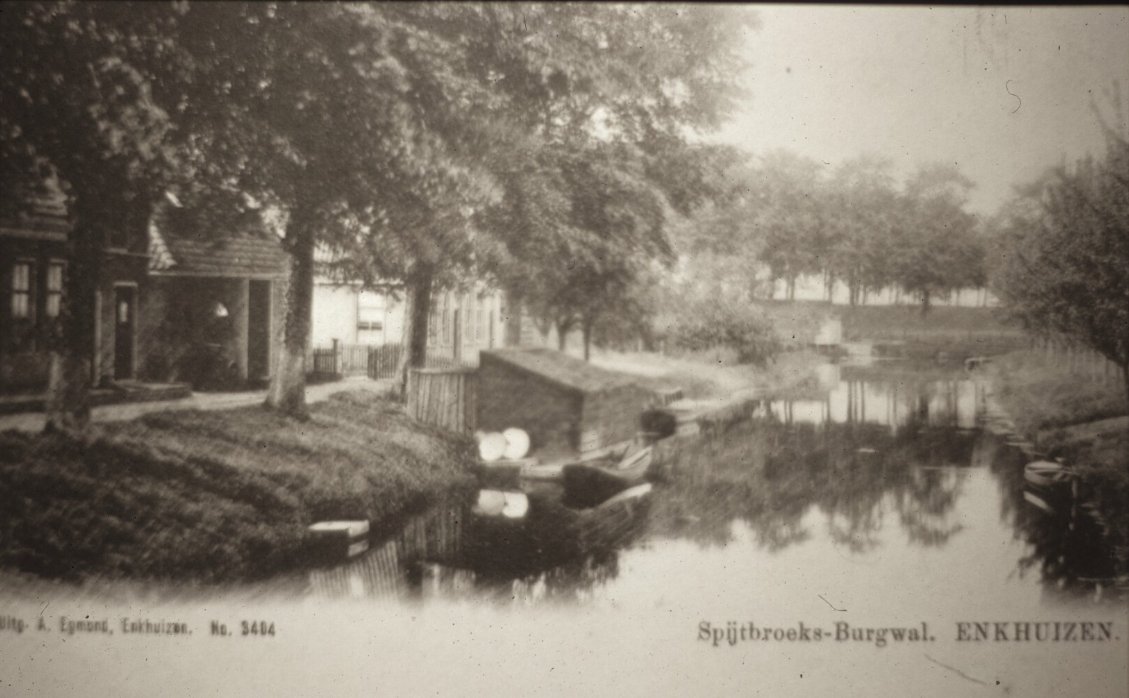 Tijdens het #collectievissen met het woord #spijt kwamen we dit prachtige plaatje van de Spijtbroeks-Burgwal in Enkhuizen tegen.