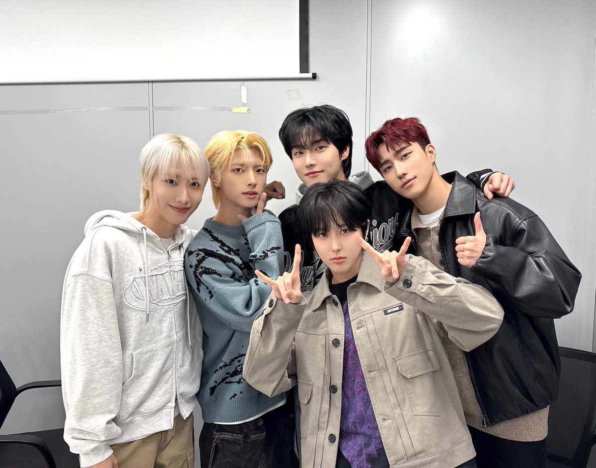 [#ONEWE]

잠시 후 10시 KBS Cool FM
'몬스타엑스 I.M의 키스 더 라디오'에서 
위브들의 귀를 녹여줄 원위의 목소리로
달콤한 저녁 보내봐요 🌙

#원위 #위브 #WE_Dream_Chaser
#별_헤는_밤 #The_Starry_Night
#키스더라디오
