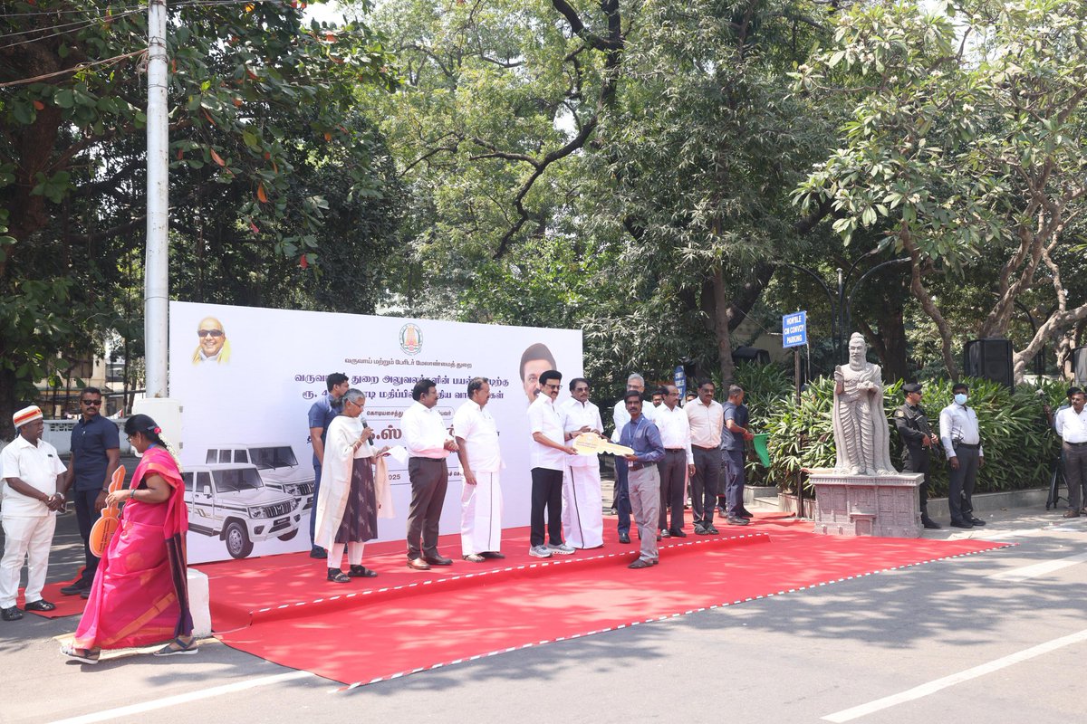 KKSSRR_DMK's tweet photo. இன்று தலைமைச் செயலகத்தில், மாண்புமிகு முதலமைச்சர் திரு.@mkstalin அவர்கள் வருவாய் மற்றும் பேரிடர் மேலாண்மைத் துறை சார்பில், வருவாய்த் துறையில் பணிபுரியும் தனித்துணை ஆட்சியர் மற்றும் வட்டாட்சியர் ஆகியோரின் பயன்பாட்டிற்காக 4 கோடியே 57 இலட்சத்து 73 ஆயிரம் ரூபாய் மதிப்பீட்டிலான 51 புதிய வாகனங்களை (Bolero) வழங்கி, கொடியசைத்து தொடங்கி வைத்தார். 

#MKStalinGovt 
@KPonmudiMLA
@CMOTamilnadu @arivalayam