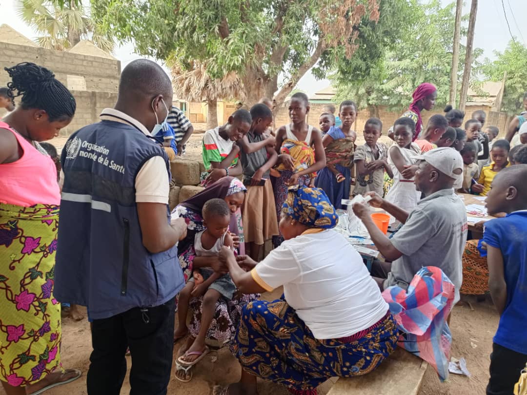 OMSTogo's tweet photo. 🛑 Mobilisation contre la #rougeole à Tône ! 🛑
La riposte vaccinale est en cours dans la ville de Dapaong, au nord du #Togo, pour endiguer l'épidémie de rougeole. 💉🩺 Parents, faites vacciner vos enfants pour les protéger ! #SantéPourTous #Vaccination #Rougeole https://t.co/Xtk2aWKTj5