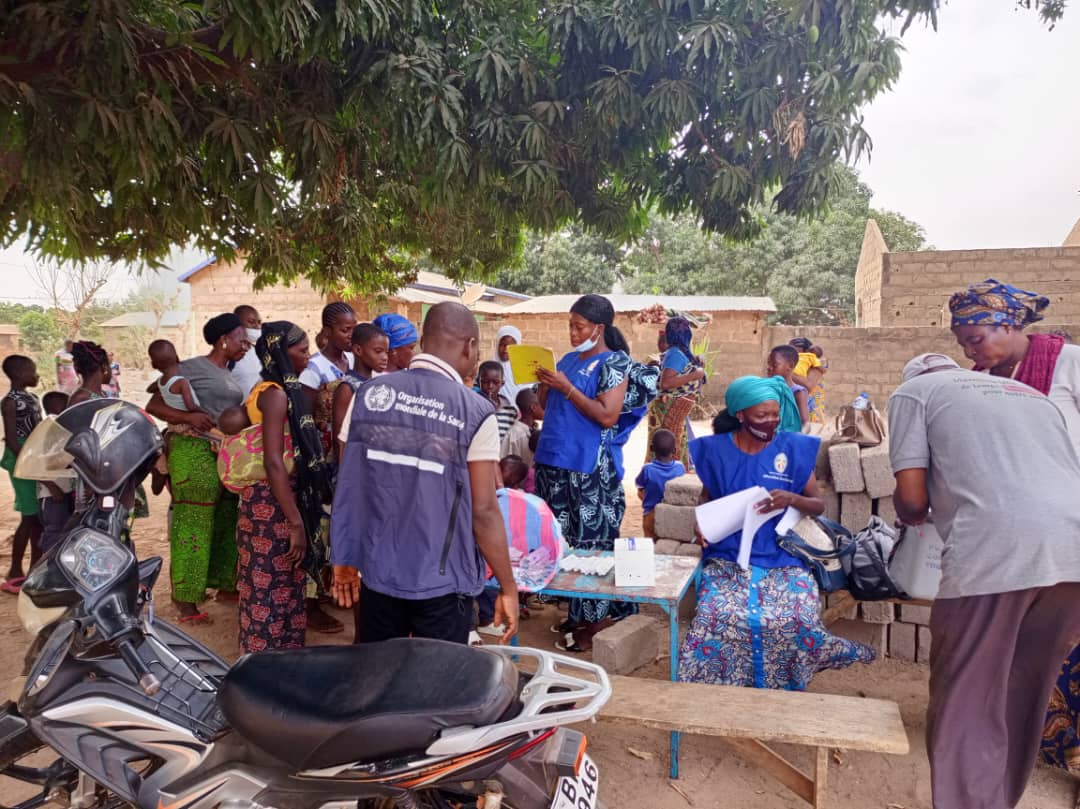 🛑 Mobilisation contre la #rougeole à Tône ! 🛑
La riposte vaccinale est en cours dans la ville de Dapaong, au nord du #Togo, pour endiguer l'épidémie de rougeole. 💉🩺 Parents, faites vacciner vos enfants pour les protéger ! #SantéPourTous #Vaccination #Rougeole