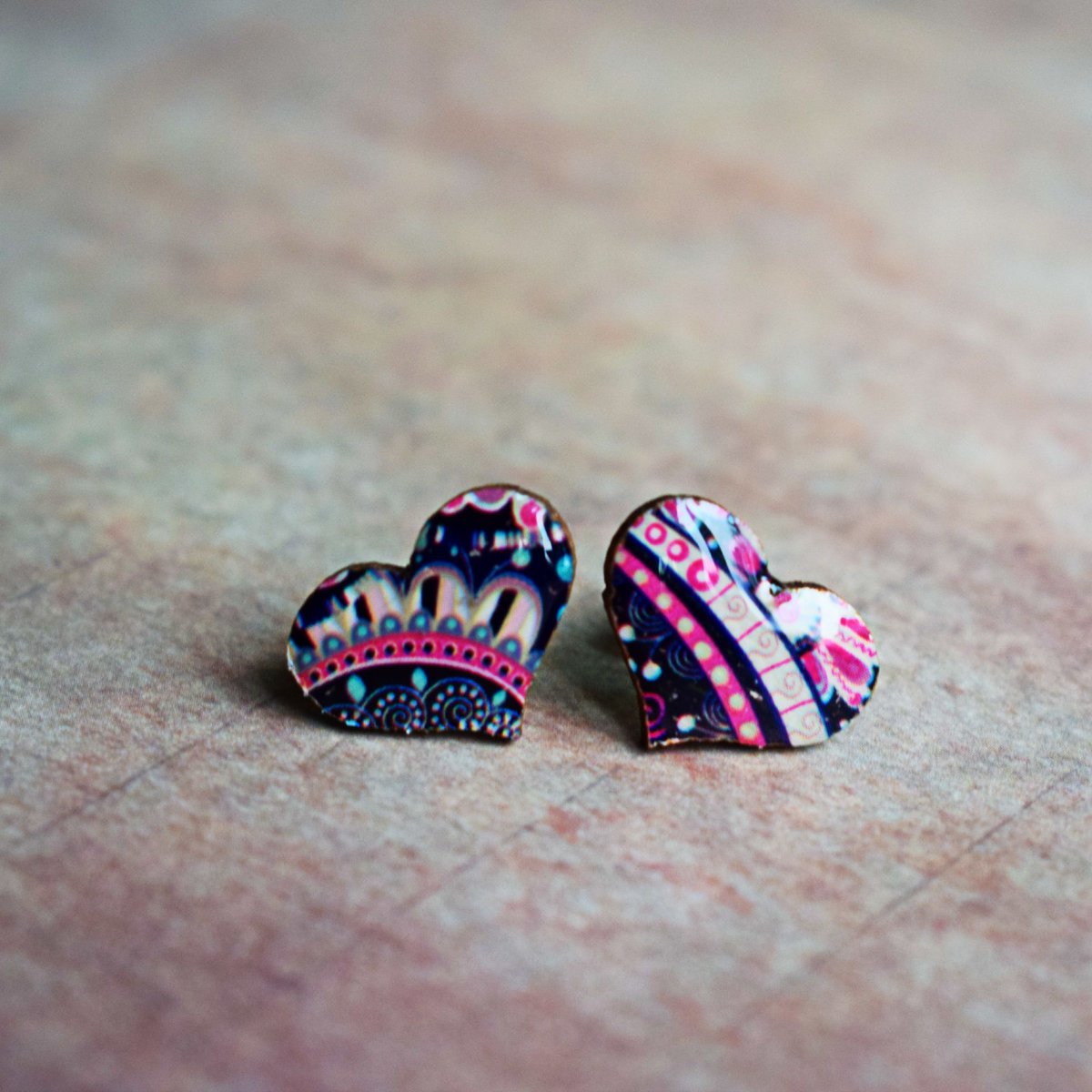 These pretty heart stud earrings are a lovely finishing touch and would make a lovely Mother's Day gift too!

#UKMakers #mothersdaygift #etsygifts #earrings 

bluebirdsanddaisies.etsy.com/listing/176148…