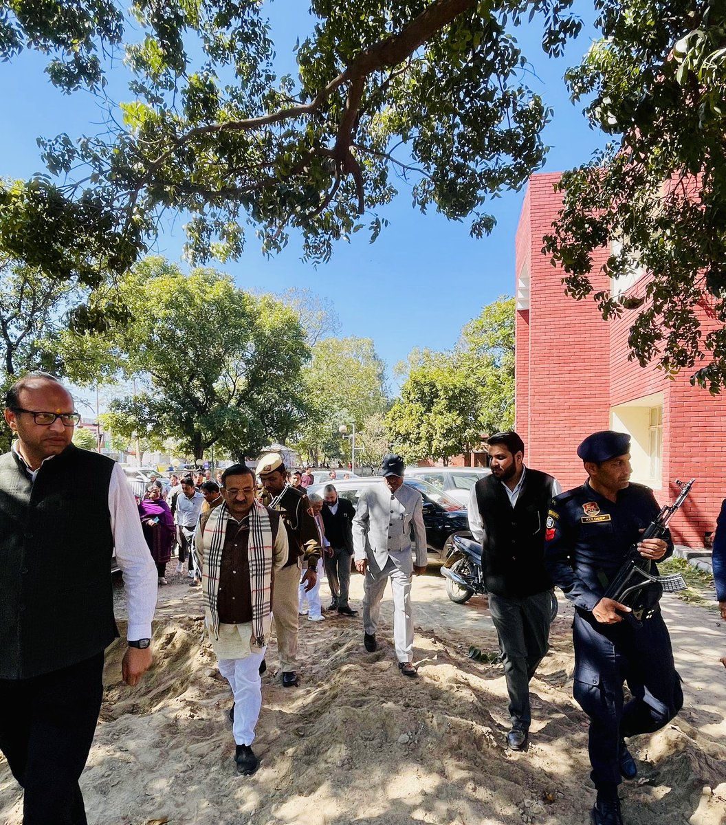 आज अपने वार्ड 17 के सैक्टर 25 पंचकुला की सड़को का निर्माण कार्य का उद्घाटन किया गया। इस दौरान श्री तरुण भंडारी जी हरियाणा मुख्यमंत्री के राजनीतिक सचिव, श्री कुलभूषण गोयल मेयर पंचकूला, सभी पार्षद गण वह सैक्टर 25 के सभी निवासी उपस्थित रहे।
अक्षय चौधरी 
पार्षद पंचकूला