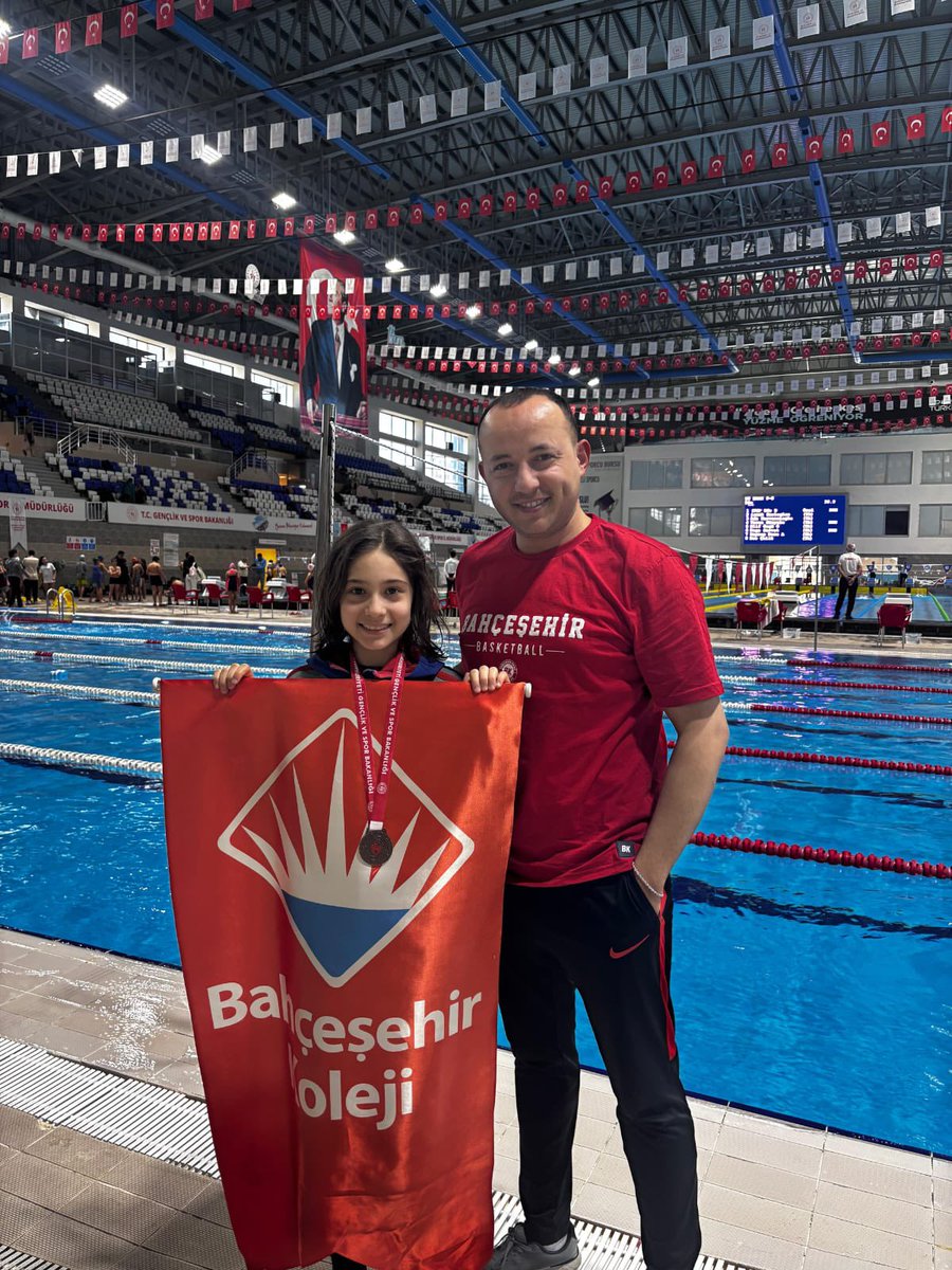 Gaziantep Okul Sporları’nın düzenlemiş olduğu yüzme müsabakalarında 5. sınıf öğrencimiz Merve Erden 200m Serbest branşında 4.
100m Serbest branşında 3. olmuştur. Öğrencimizi tebrik eder başarılarının devamını dileriz. 👏🏻