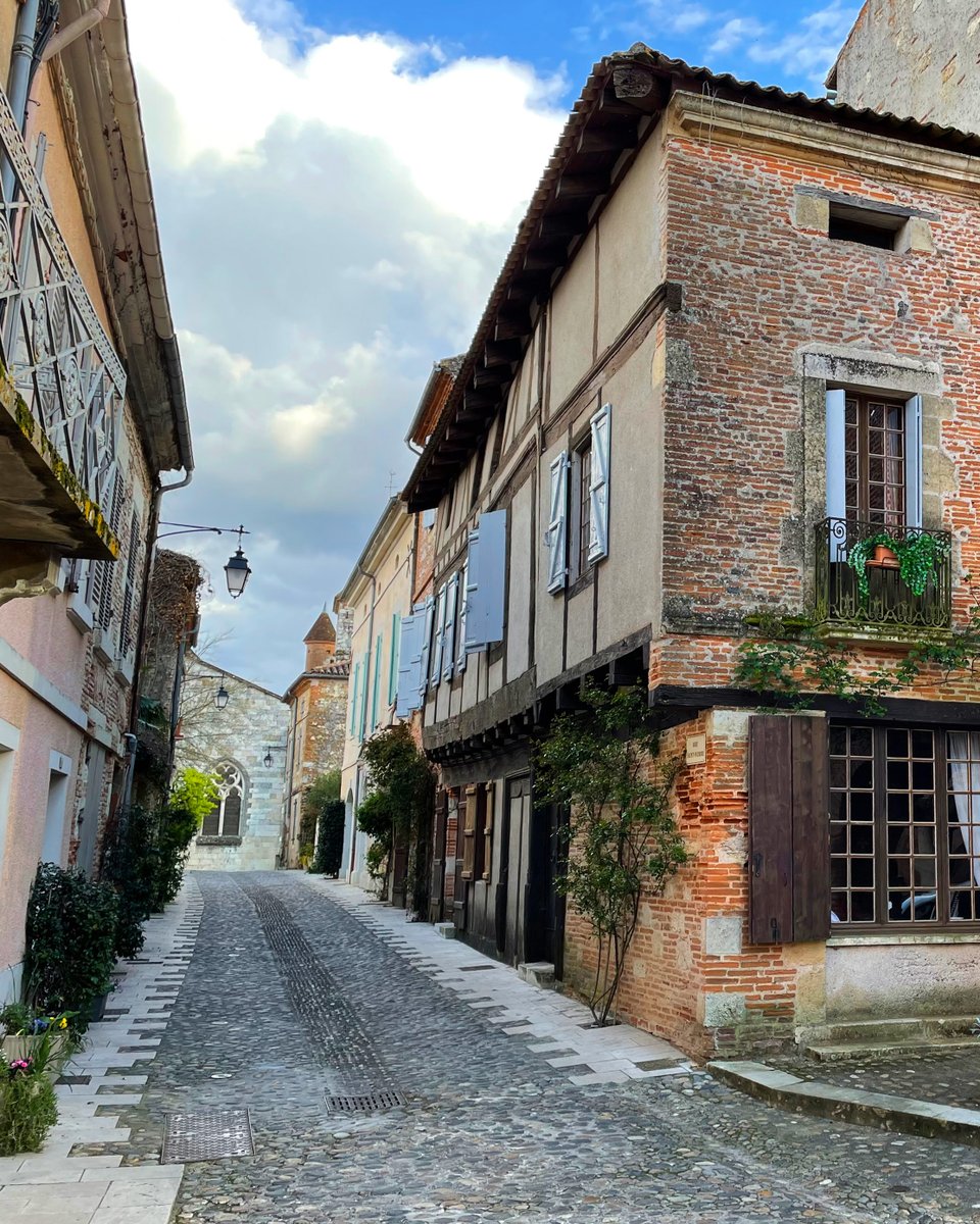 Bienvenue à Auvillar ! 
Découvrez son Musée du Vieil Auvillar, sa halle aux grains circulaire et l’héritage de son activité batelière. 
#TarnEtGaronne #Auvillar #PlusBeauxVillagesDeFrance