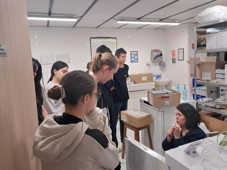 PrdeGaulleApt's tweet photo. Stage collectif pour nos élèves de 3ème encadré par notre #RBDE en partenariat avec @FACE_Vaucluse https://t.co/VB0O2L61Ps