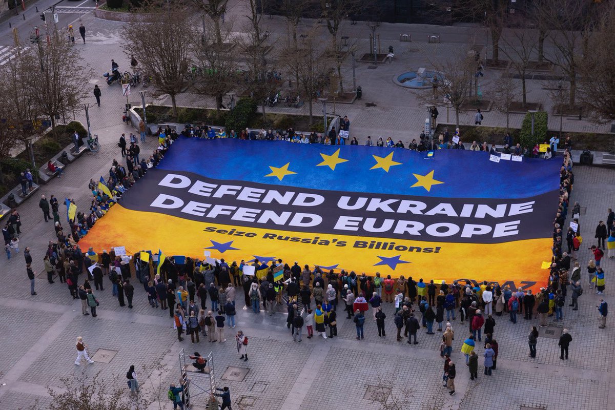 Avaaz's tweet image. Hundreds gathered yesterday in front of the EU Parliament with a banner too big to ignore: “Defend Ukraine. Defend Europe. Seize Russia’s Billions!” 🇺🇦💙💛

As Ukraine fights for its survival, Russia’s frozen billions sit untouched. 

Why?

The choice is simple: Make Russia Pay.…