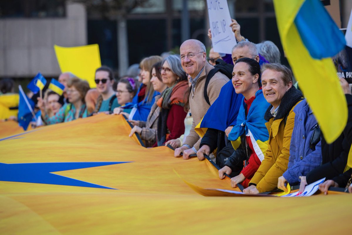 Avaaz's tweet image. Hundreds gathered yesterday in front of the EU Parliament with a banner too big to ignore: “Defend Ukraine. Defend Europe. Seize Russia’s Billions!” 🇺🇦💙💛

As Ukraine fights for its survival, Russia’s frozen billions sit untouched. 

Why?

The choice is simple: Make Russia Pay.…