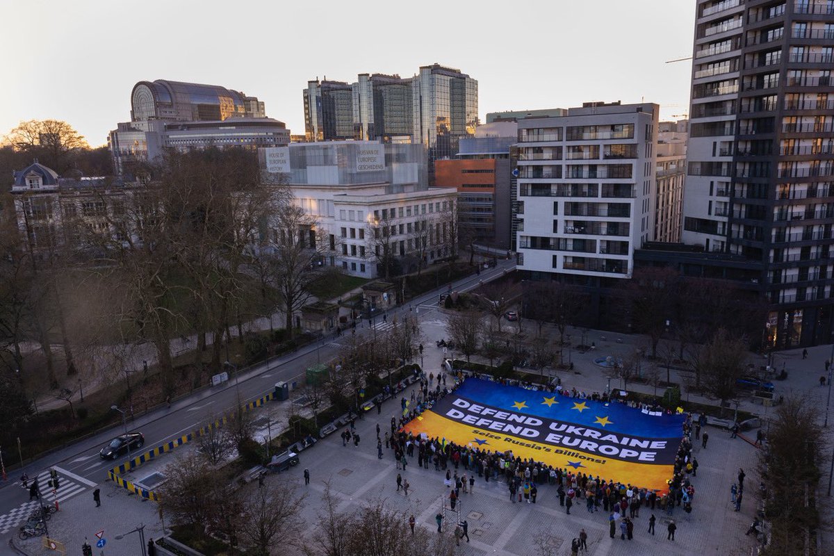 Avaaz's tweet image. Hundreds gathered yesterday in front of the EU Parliament with a banner too big to ignore: “Defend Ukraine. Defend Europe. Seize Russia’s Billions!” 🇺🇦💙💛

As Ukraine fights for its survival, Russia’s frozen billions sit untouched. 

Why?

The choice is simple: Make Russia Pay.…