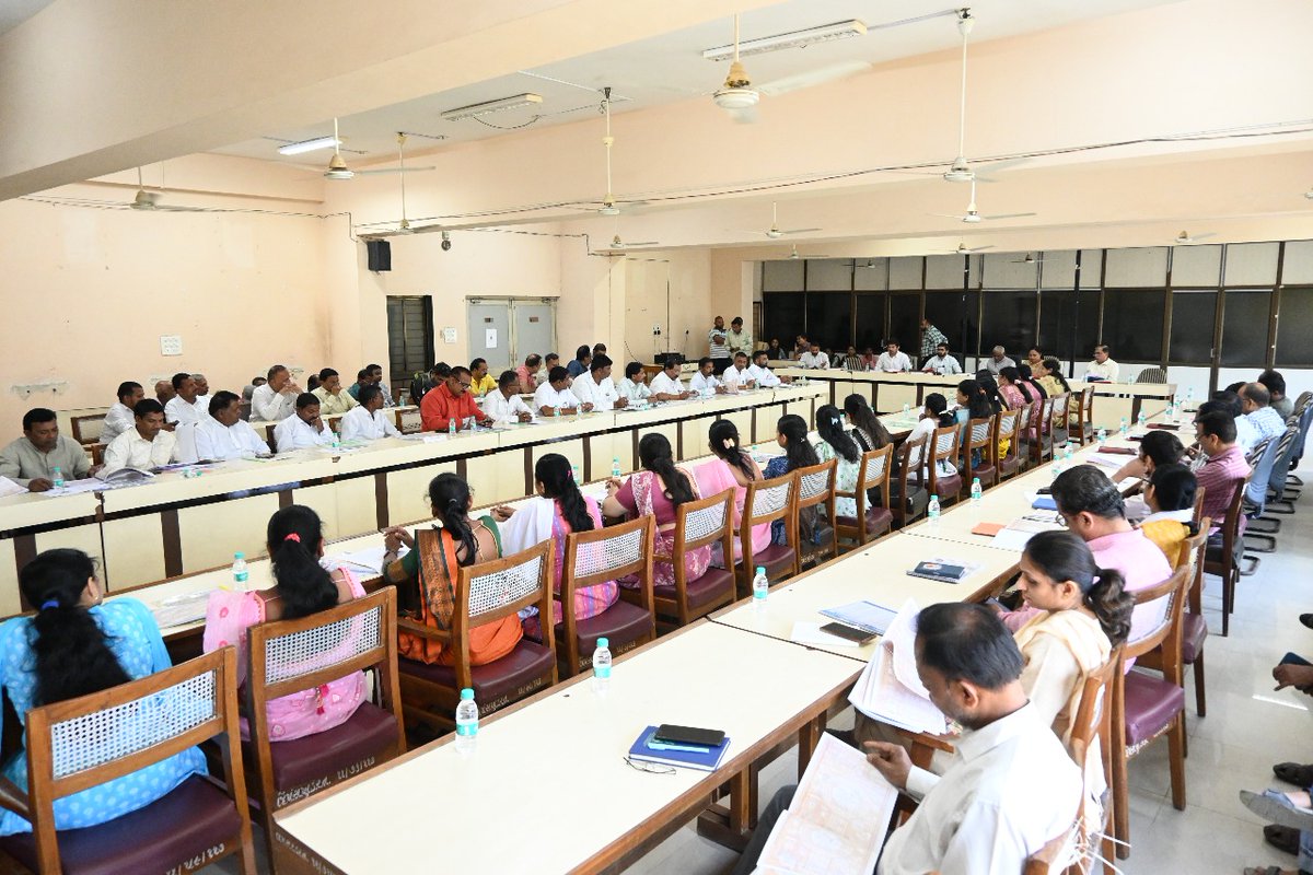 dyddo_valsad's tweet photo. તા: ૦૬ /૦૩/૨૦૨૫ના રોજ જિલ્લા પંચાયત, વલસાડની ખાસ સામાન્ય સભાની બેઠક યોજવામાં આવી.

@GujDCoffice
@DDO_VALSAD
@collectorvalsad
@InfoValsadGoG https://t.co/0S8rRDNwrt