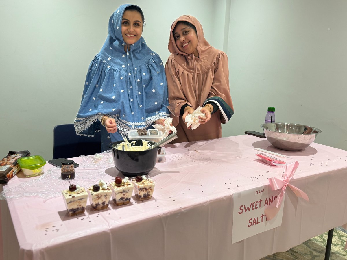 Bohras_UK's tweet photo. A ‘No-Bake’ Bake Off!
@Dawoodi_Bohras ladies of #London took on a thrilling bake off competition, reimagining Eton Mess 🍨 & decorating cakes inspired by a verse of His Holiness Syedna Mufaddal Saifuddin poems.
Creativity & flavor stole the show!
#CreativeChefs #ArtInDessert https://t.co/PNROCMCvL8