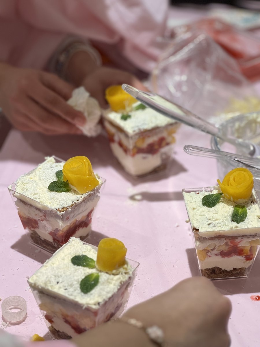 Bohras_UK's tweet photo. A ‘No-Bake’ Bake Off!
@Dawoodi_Bohras ladies of #London took on a thrilling bake off competition, reimagining Eton Mess 🍨 & decorating cakes inspired by a verse of His Holiness Syedna Mufaddal Saifuddin poems.
Creativity & flavor stole the show!
#CreativeChefs #ArtInDessert https://t.co/PNROCMCvL8