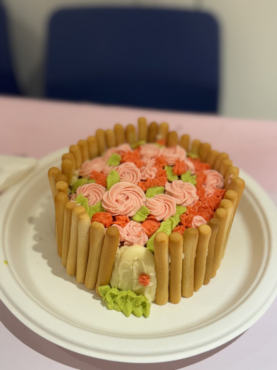 Bohras_UK's tweet photo. A ‘No-Bake’ Bake Off!
@Dawoodi_Bohras ladies of #London took on a thrilling bake off competition, reimagining Eton Mess 🍨 & decorating cakes inspired by a verse of His Holiness Syedna Mufaddal Saifuddin poems.
Creativity & flavor stole the show!
#CreativeChefs #ArtInDessert https://t.co/PNROCMCvL8